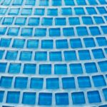 Folia solarna, bąbelkowa czy zwykła? Jak wybrać i dbać o przykrycie basenu, by maksymalnie wydłużyć jego trwałość