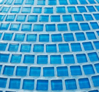 Folia solarna, bąbelkowa czy zwykła? Jak wybrać i dbać o przykrycie basenu, by maksymalnie wydłużyć jego trwałość